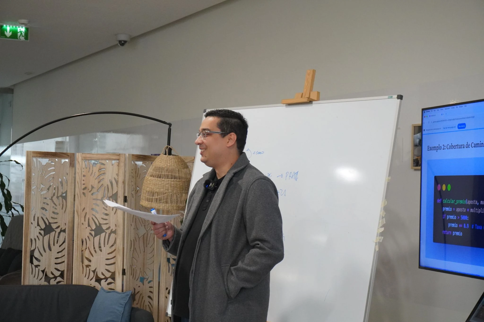 Paulo Oliveira apresentando em um quadro branco durante uma sessão de ensino