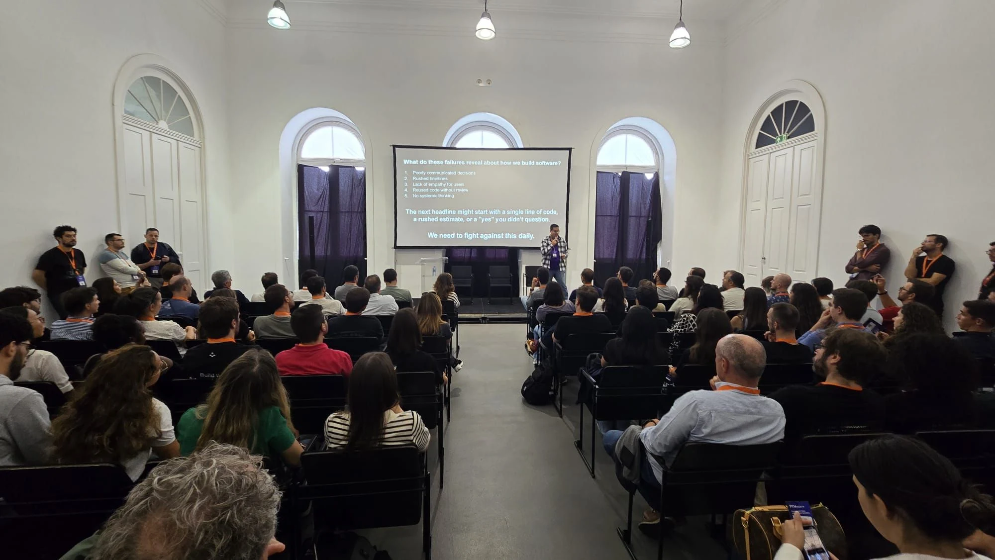Paulo Oliveira palestrando para uma audiência em um evento de tecnologia